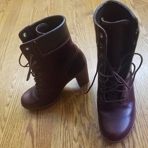 Timberland boots with heel. New. Burgundy